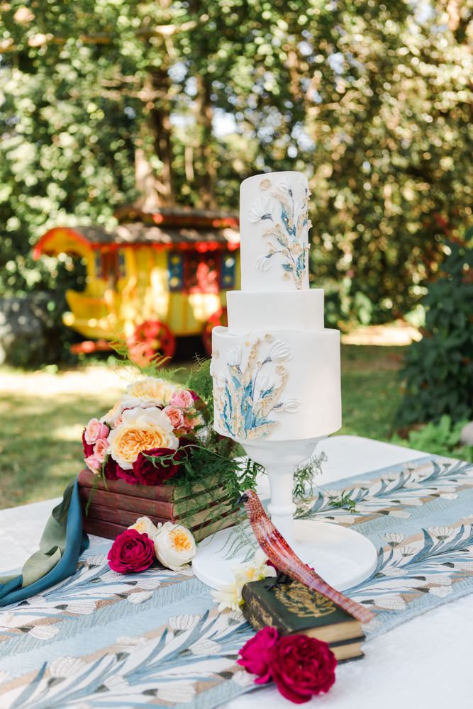 The cake by Sukar Bakes is set on beautiful linens from Stradley-Davidson.