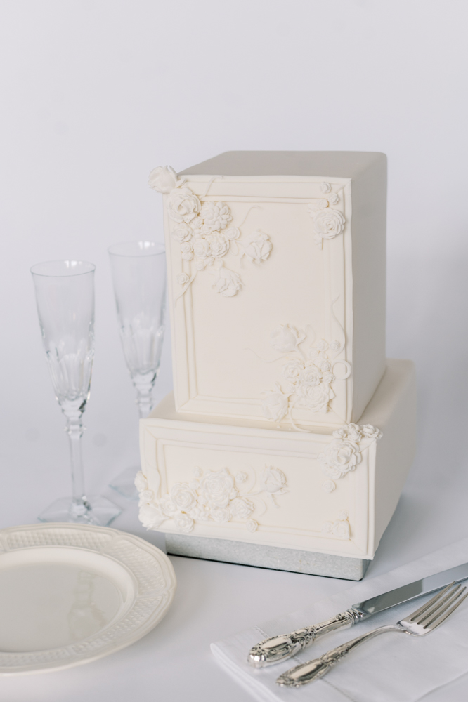 Sugar & Stems designs a modern wedding cake for a Southern bride.