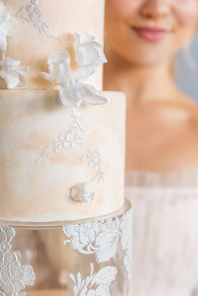 A wedding cake from Cakes by Kim features an acrylic layer.