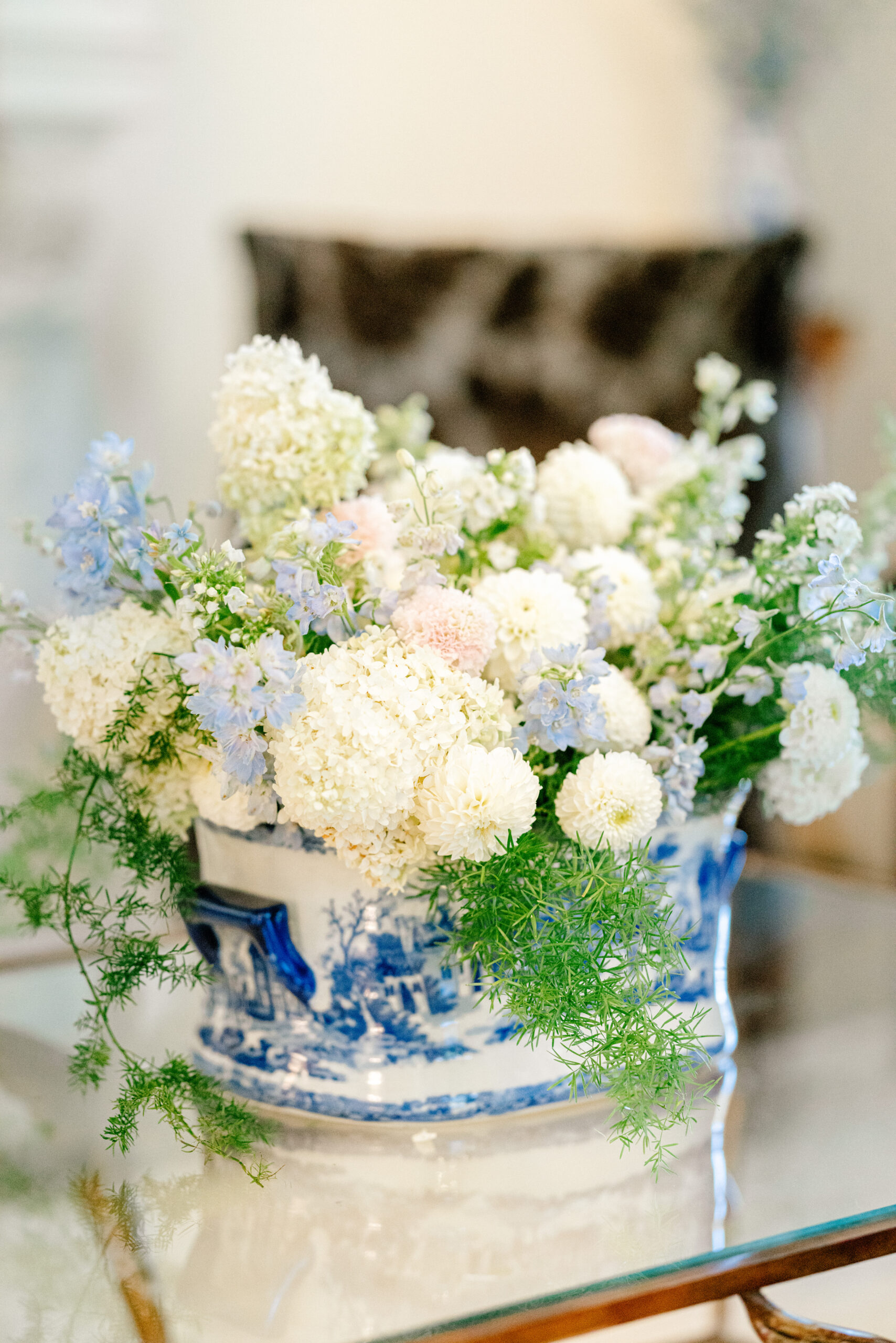 White and blue flowers are arranged for the Southern wedding.